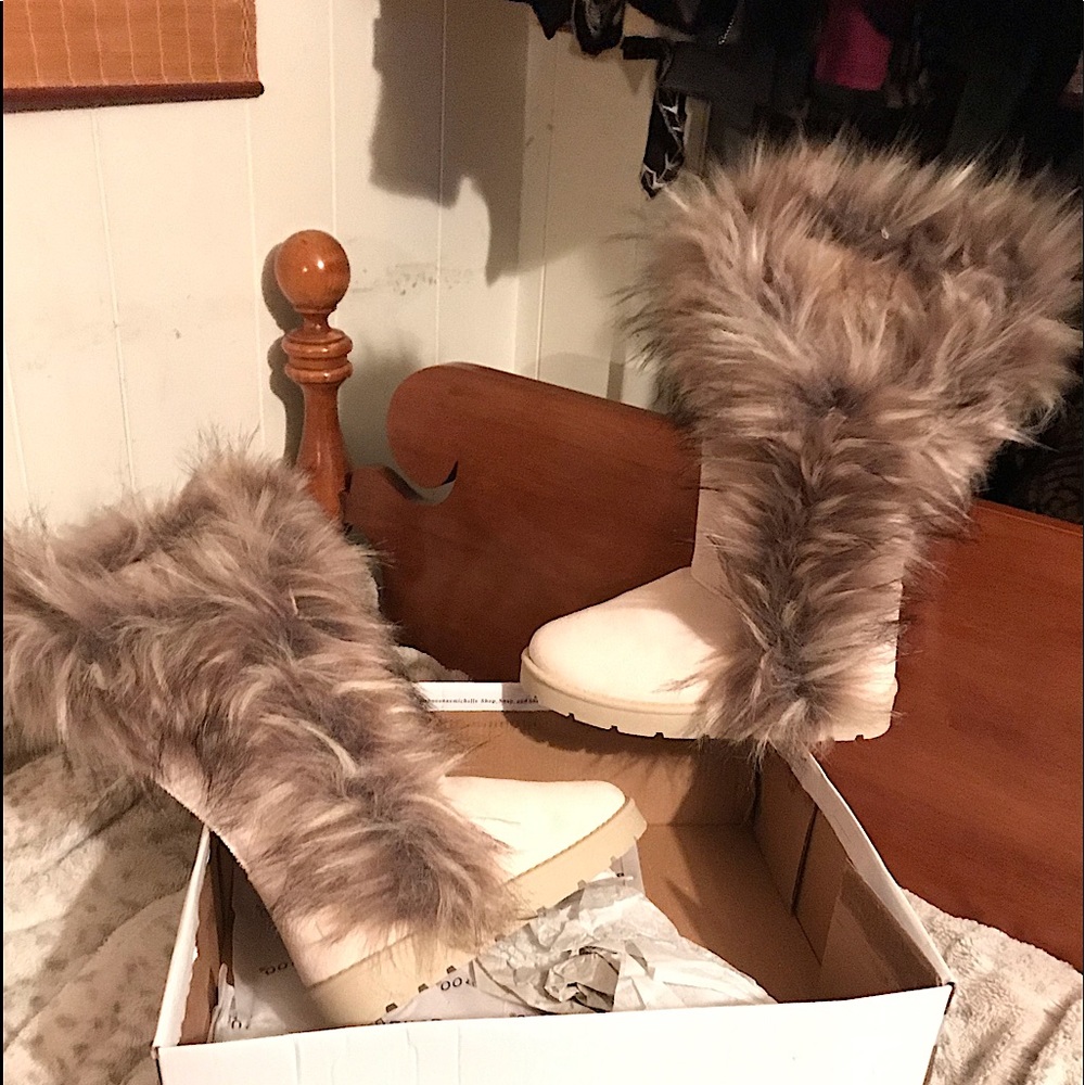 These Boots are Brand New ,have never been worn,fits as a sz7 ,insulated also!